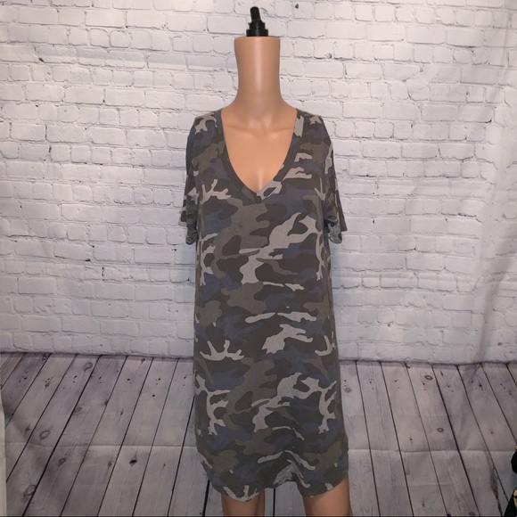 Zenana Outfitters Tops - Zenana Premium Gray & Green Camo Shirt size XL